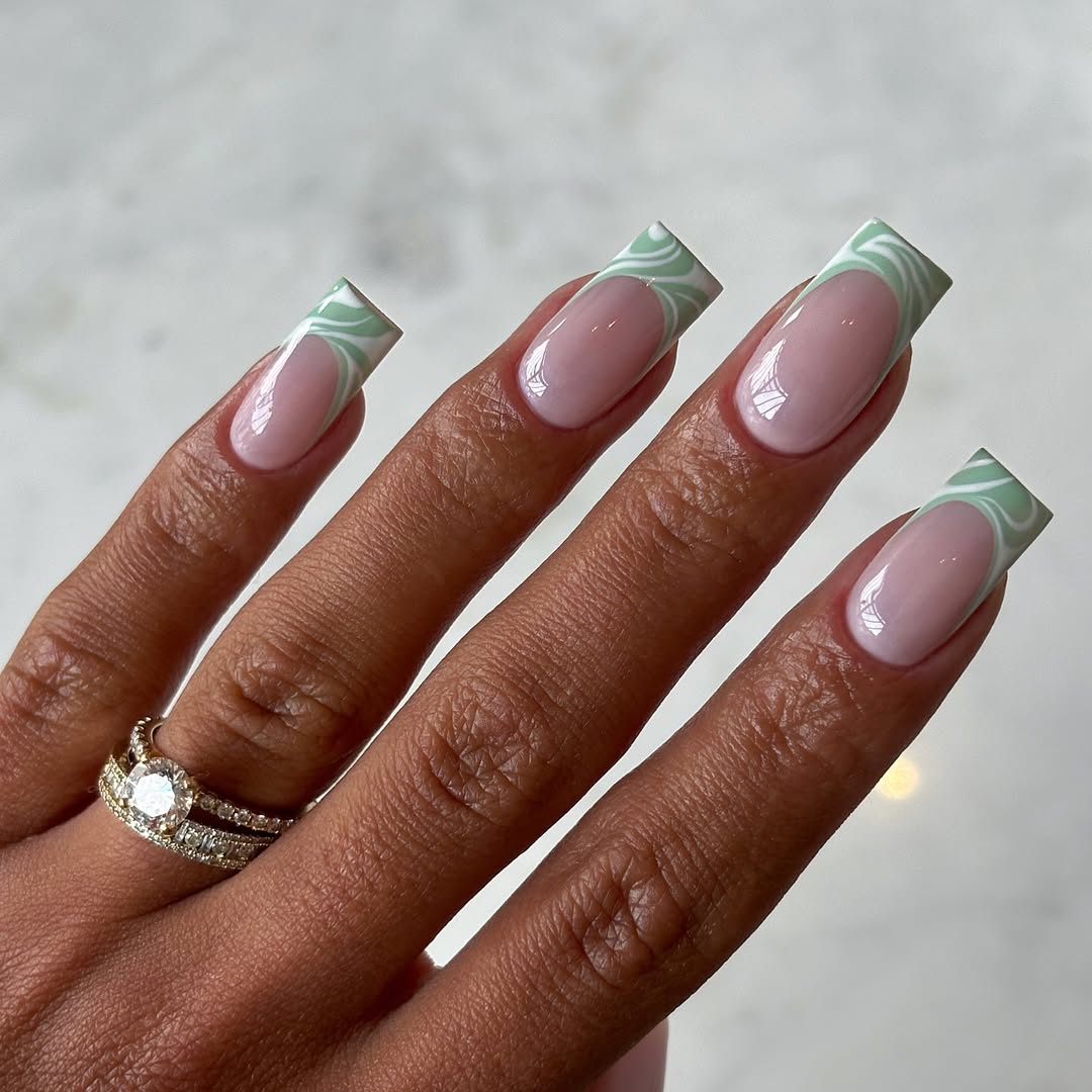 unha verde e branco vs unha verde e dourado