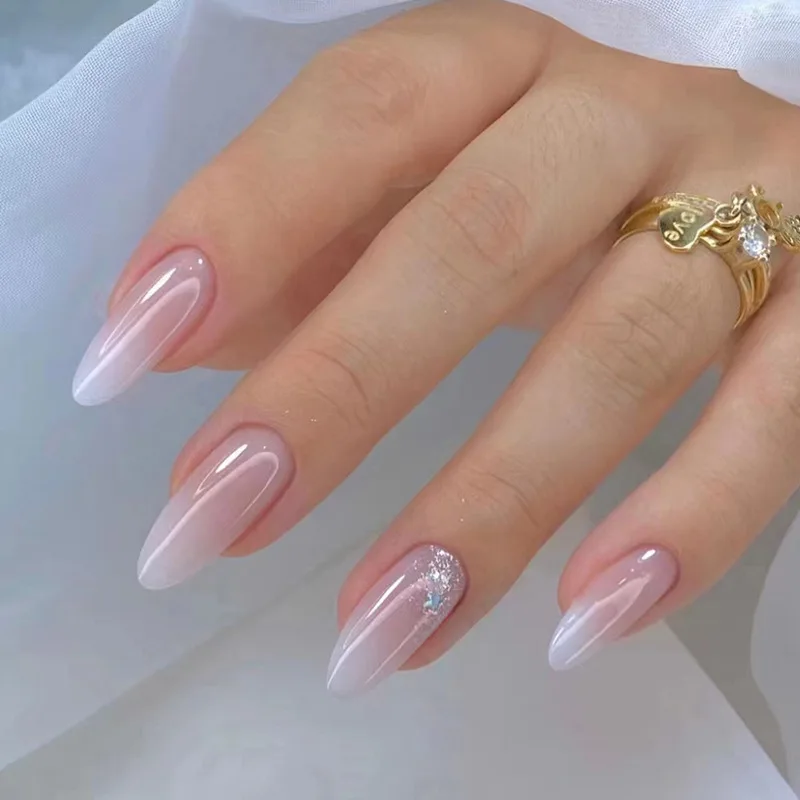 unhas almond delicadas