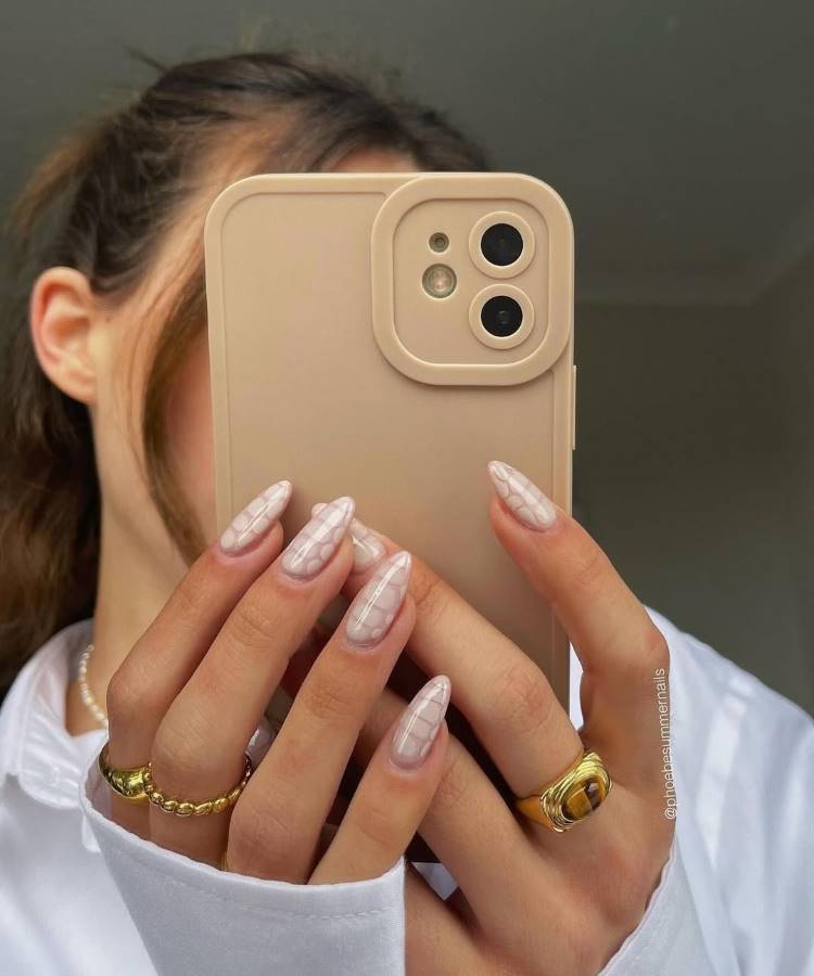 unhas almond delicadas