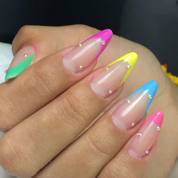 ideias de unhas decoradas para carnaval