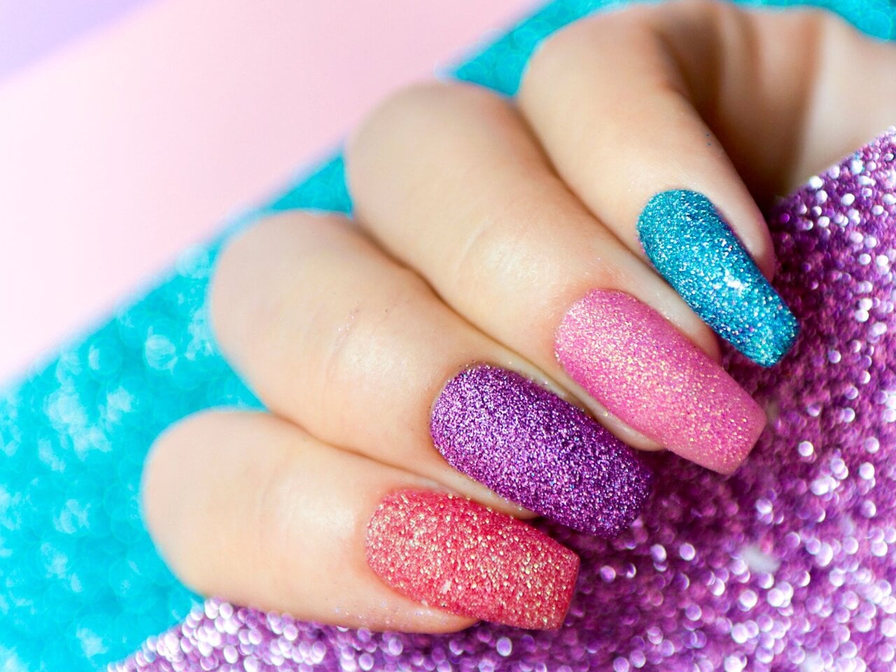 como aplicar strass em unhas para carnaval