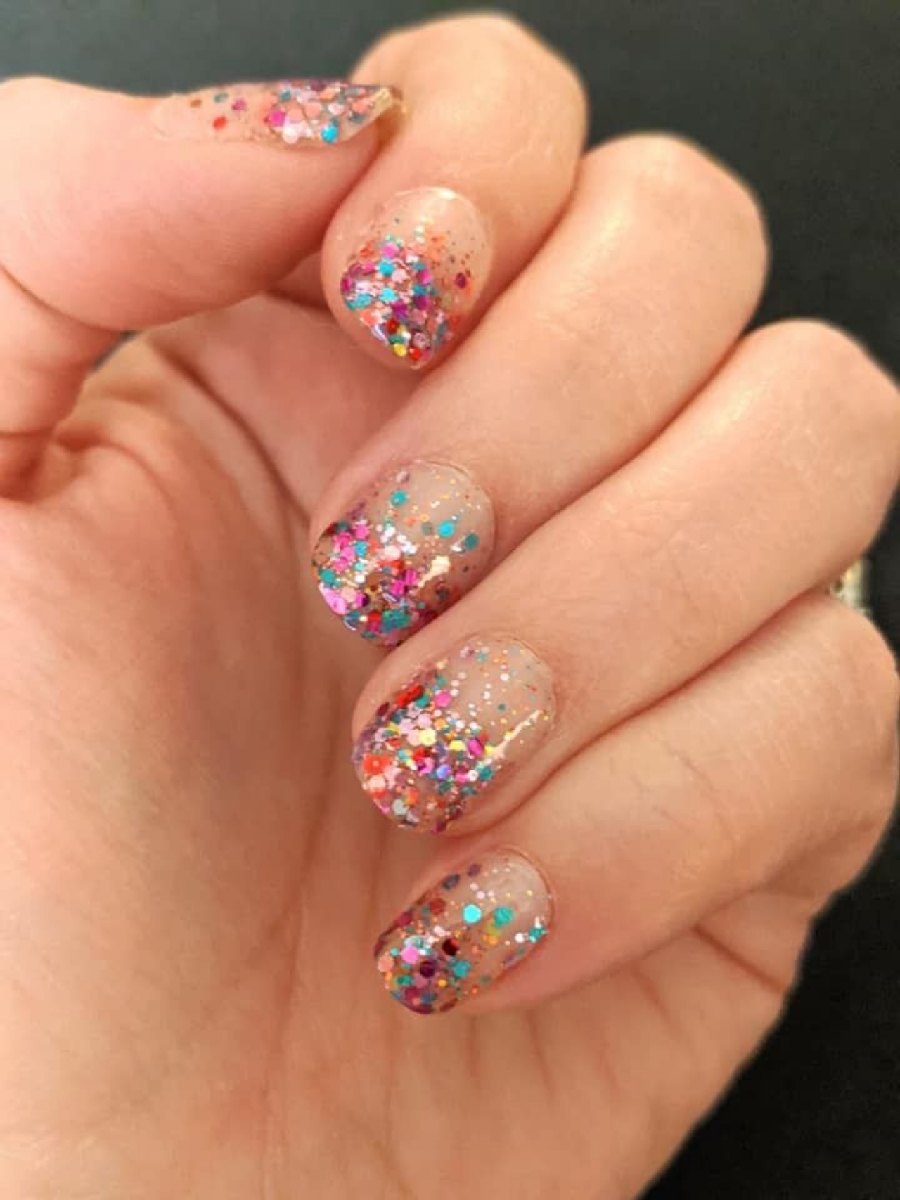 como aplicar strass em unhas para carnaval
