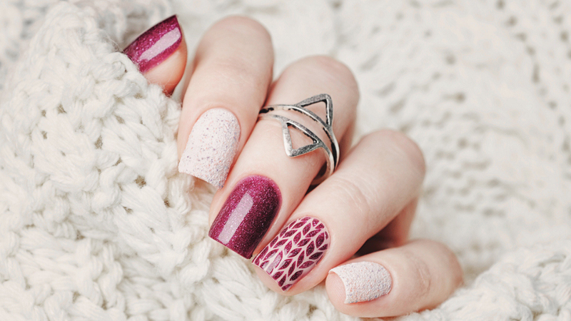 Decoração de unhas com glitter: toque de brilho sem exageros