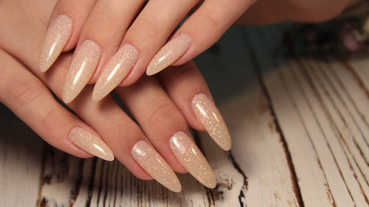 como manter unhas elegantes curtas