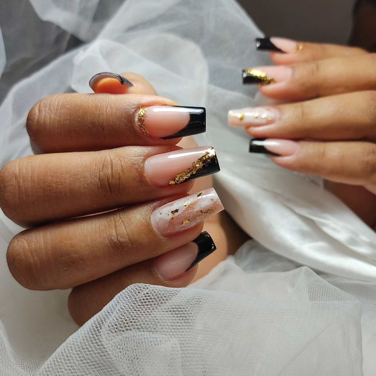 ideias de unhas pretas decoradas para festas
