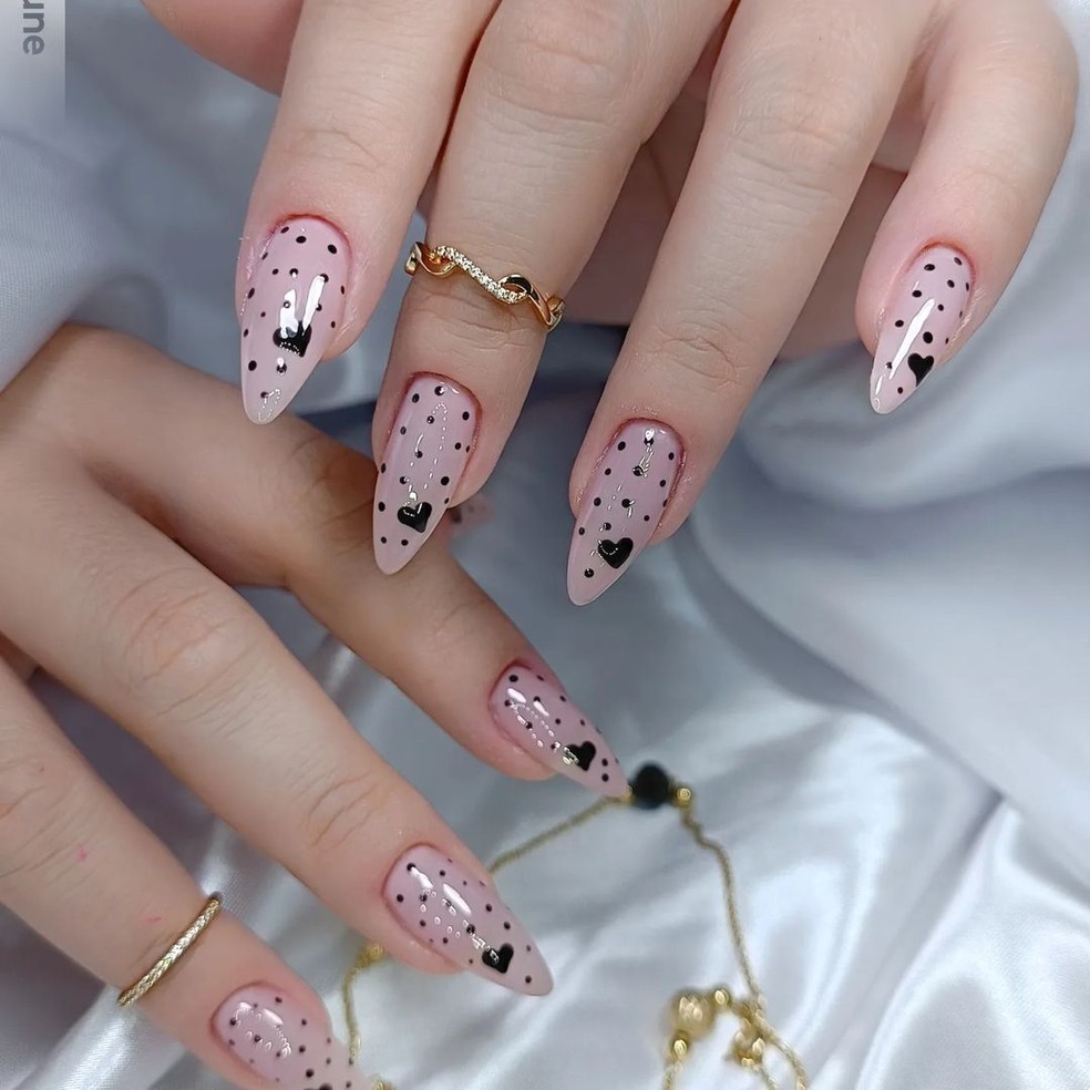 inspiração unhas stiletto decoradas 2024