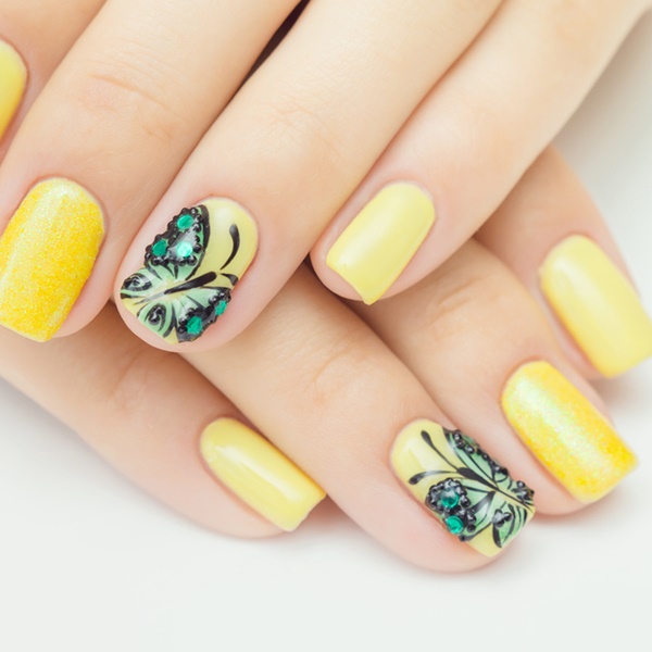 unhas vermelhas decoradas com filha unica dourada